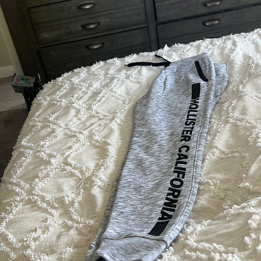 Grey Hollister sweats. (Juniors )